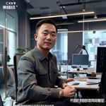 福利导航在线观看平台内容架构师陈明远的工作照，专注审阅资源分类体系，办公室环境专业整洁